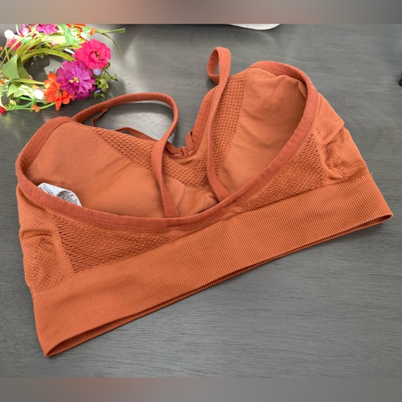 Nike Strappy Sports Bra - Picture 4 of 5